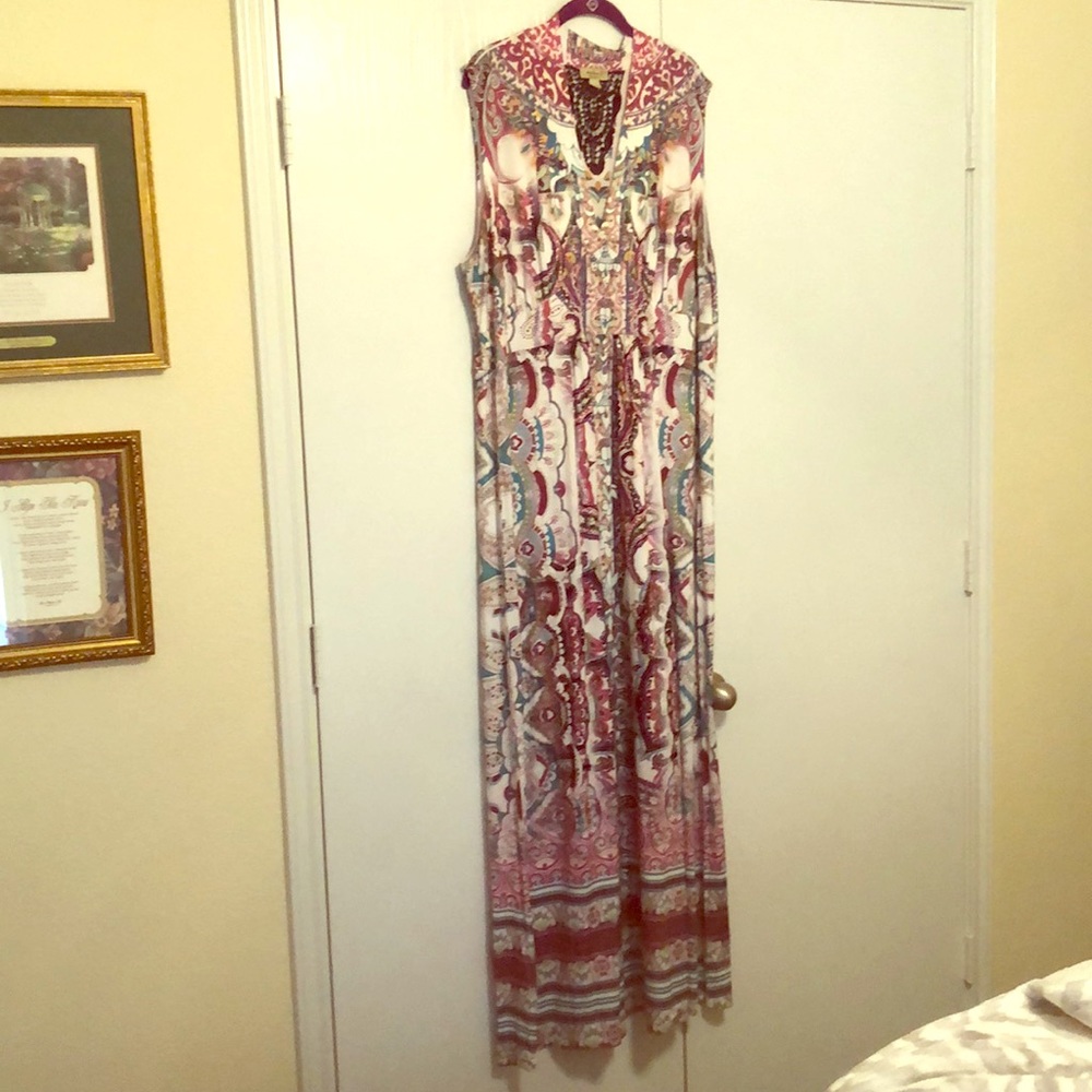 Vibrant v-neck dress with crochet back cutout
